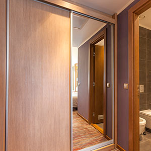 gardróbszekrény készítése asztalos